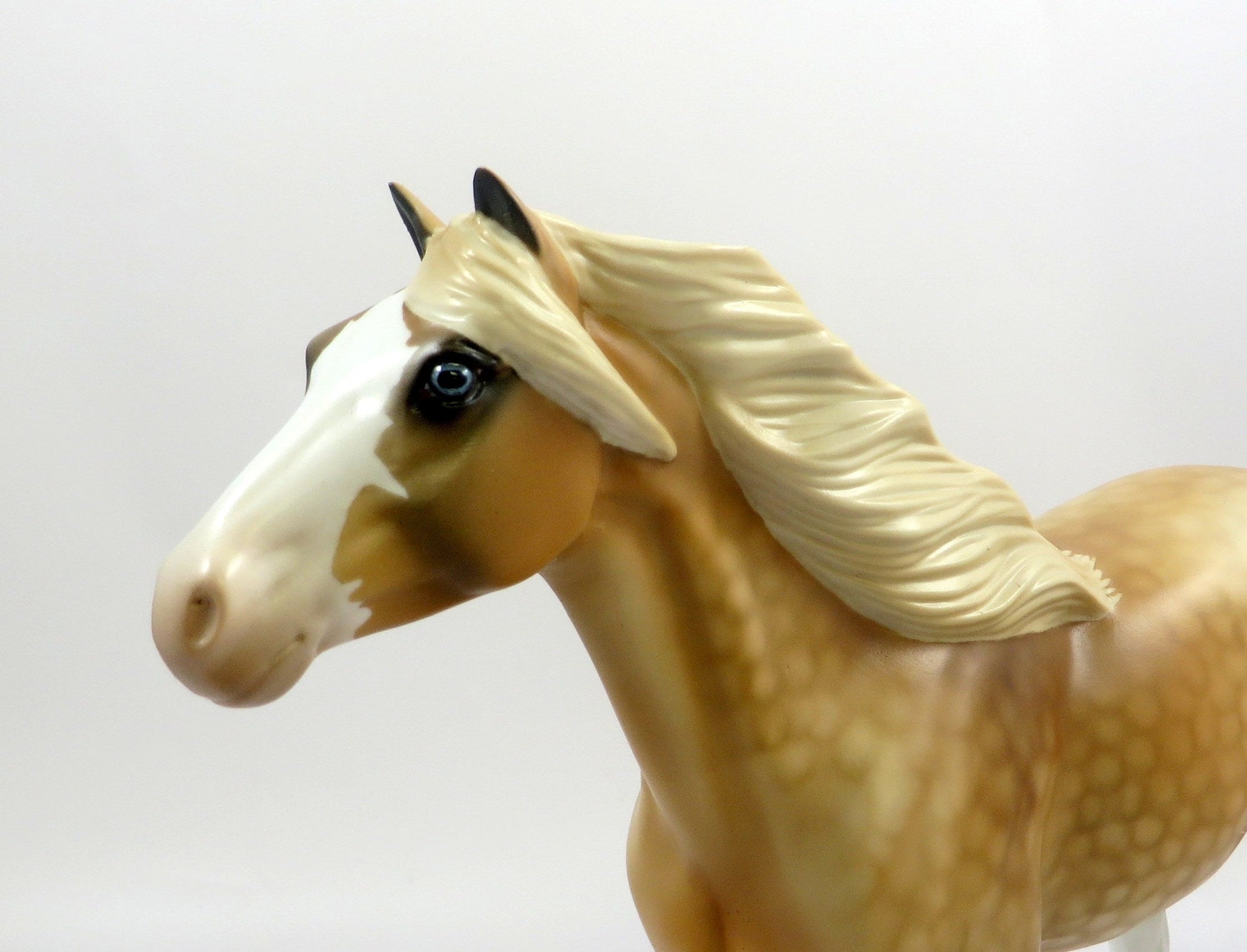 SAXXON-OOAK DAPPLE PALOMINO MUSTANG MODEL HORSE EQ 19