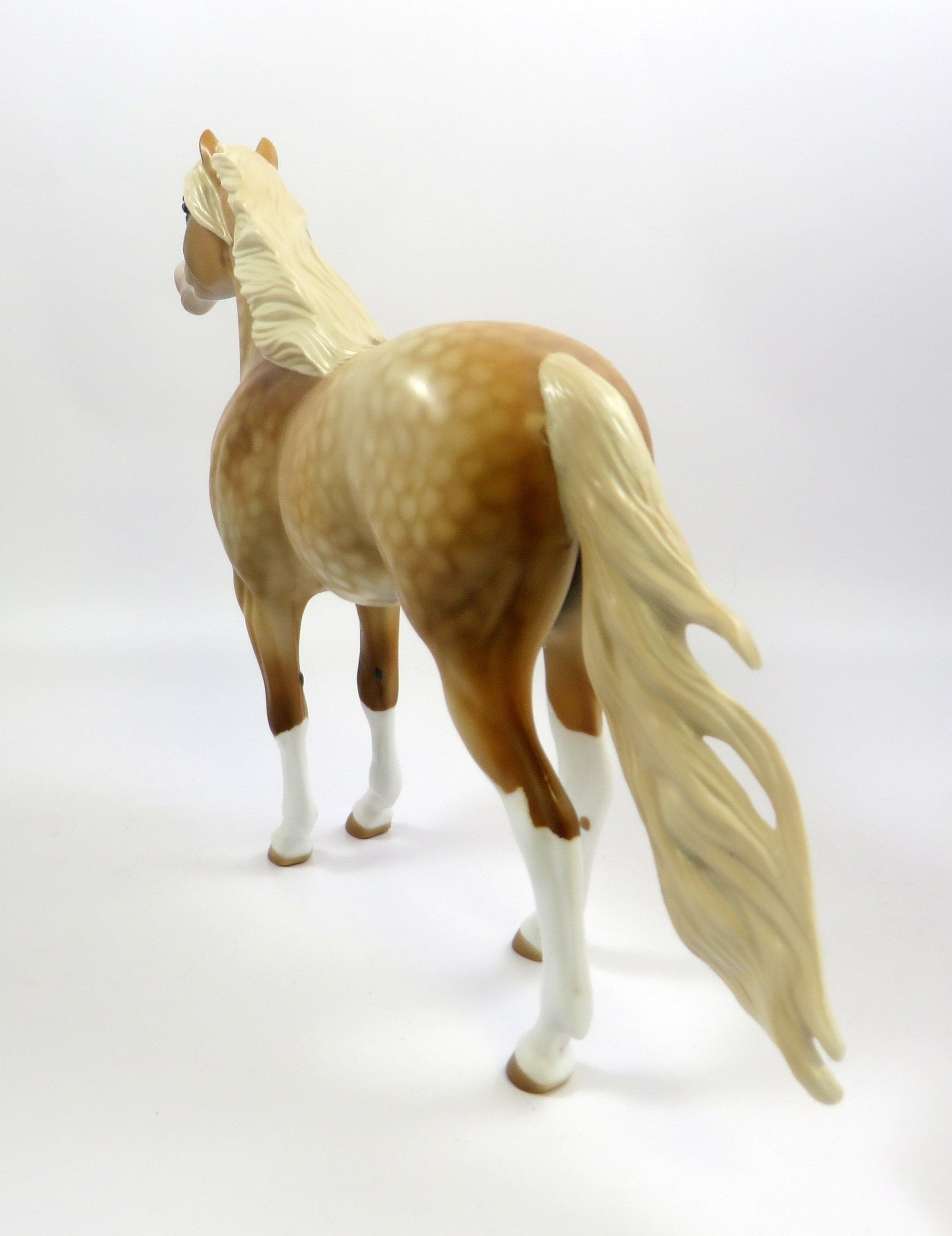 SAXXON-OOAK DAPPLE PALOMINO MUSTANG MODEL HORSE EQ 19