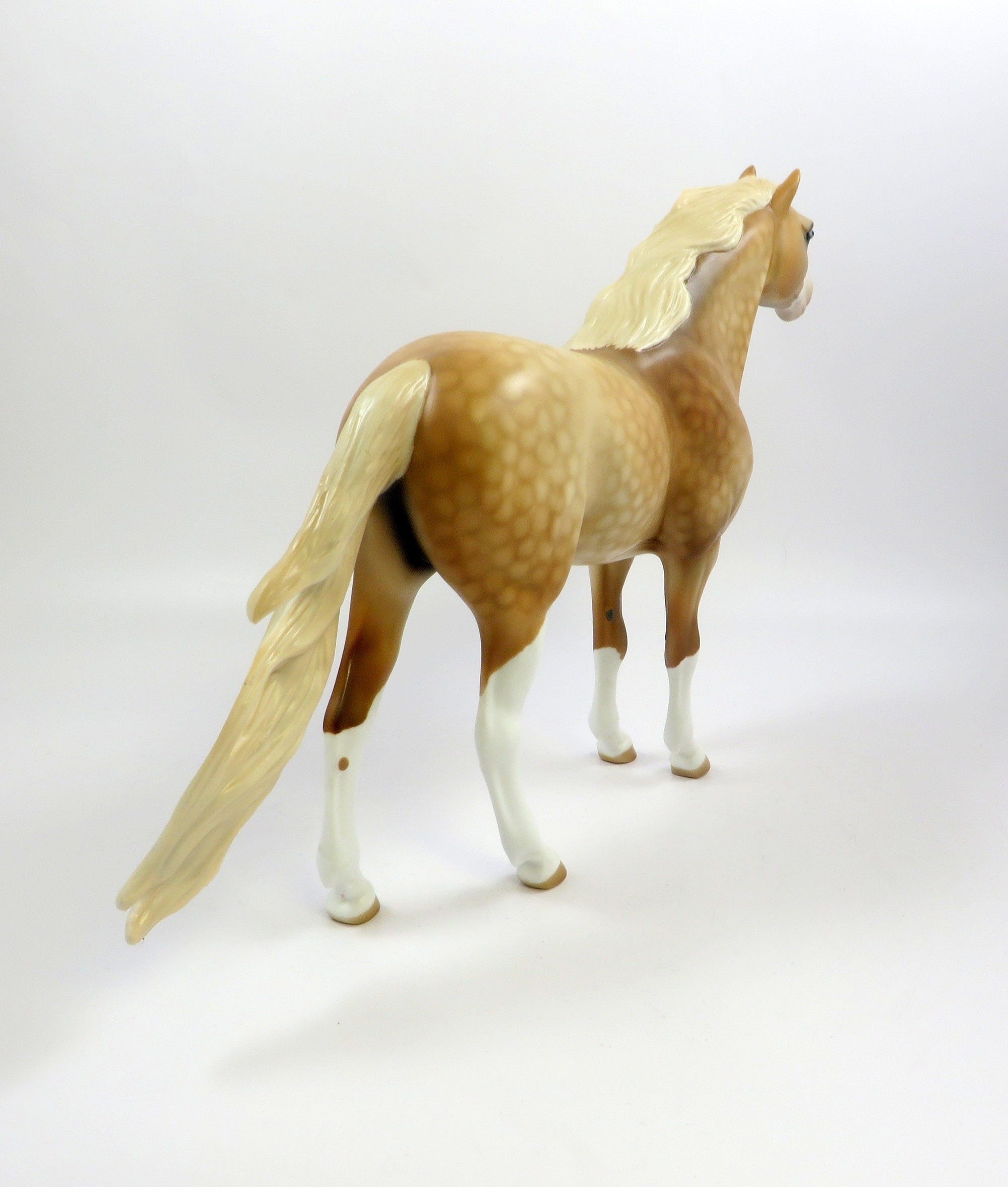 SAXXON-OOAK DAPPLE PALOMINO MUSTANG MODEL HORSE EQ 19