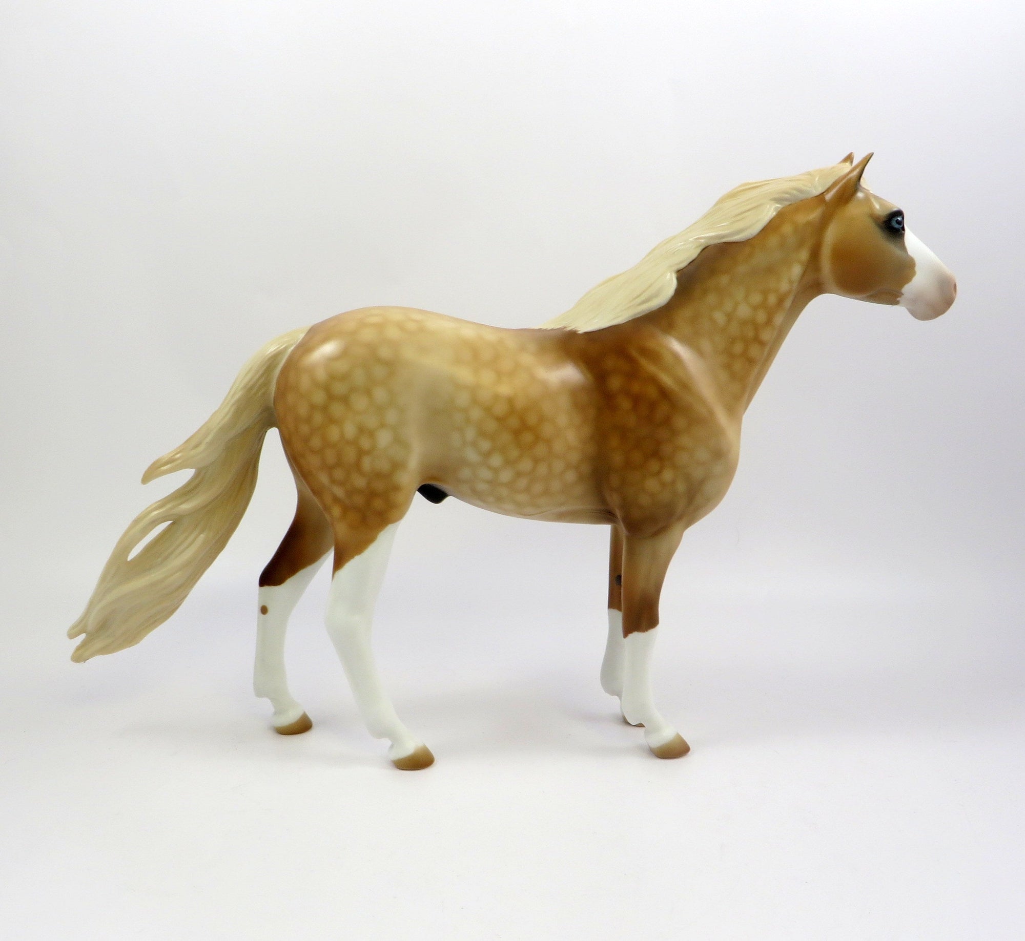 SAXXON-OOAK DAPPLE PALOMINO MUSTANG MODEL HORSE EQ 19
