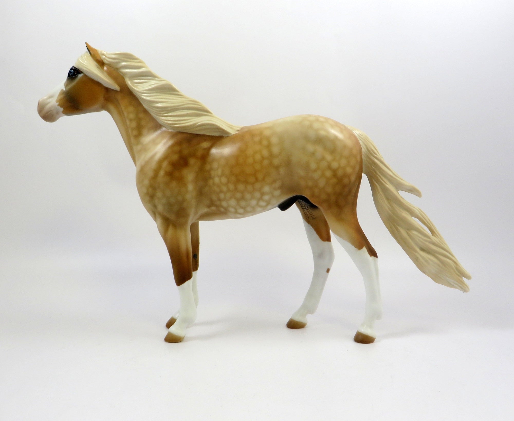 SAXXON-OOAK DAPPLE PALOMINO MUSTANG MODEL HORSE EQ 19