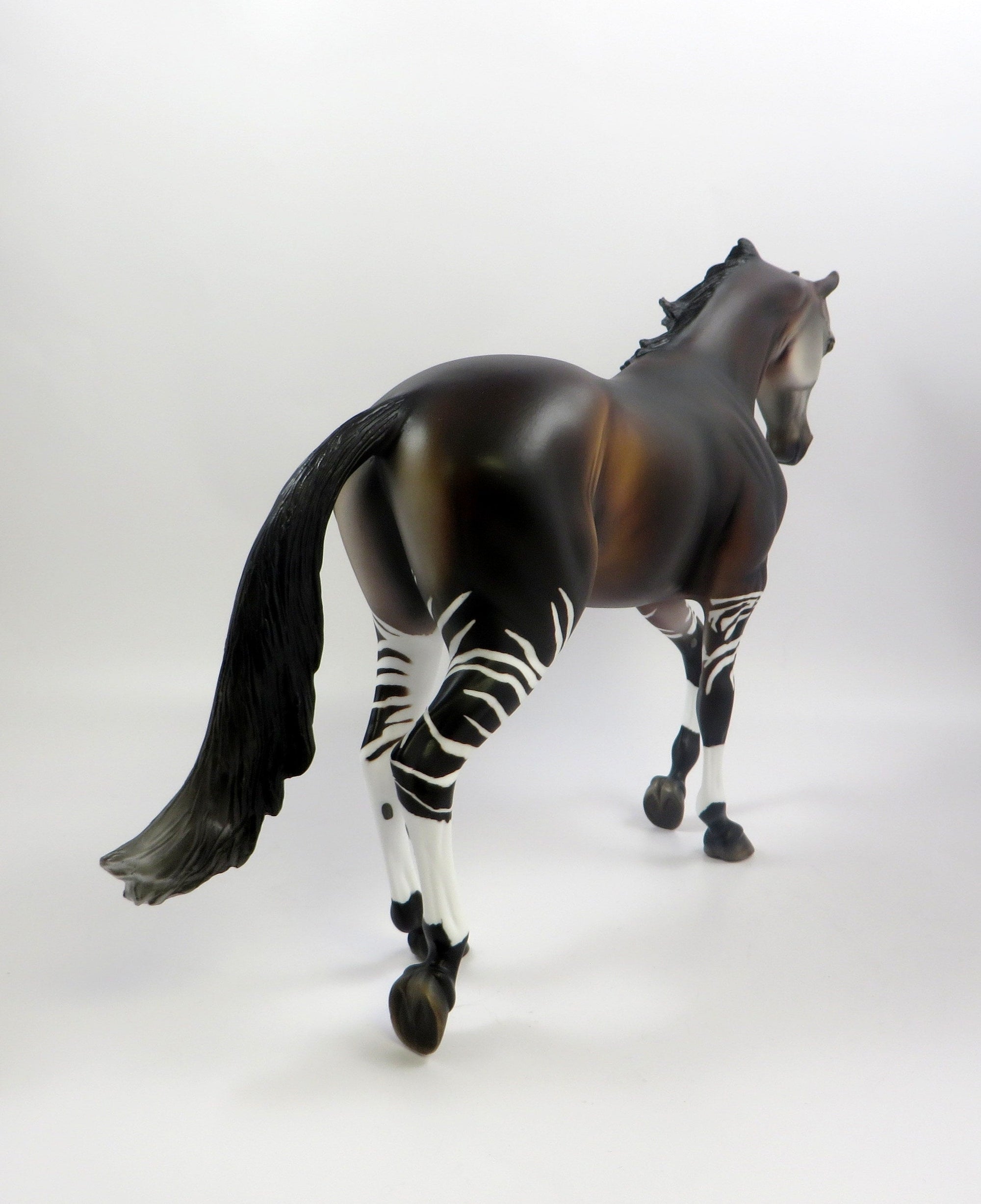 SEAMUS-OOAK &quot;OKAPI&quot; THOROUGHBRED MODEL HORSE EQ 19