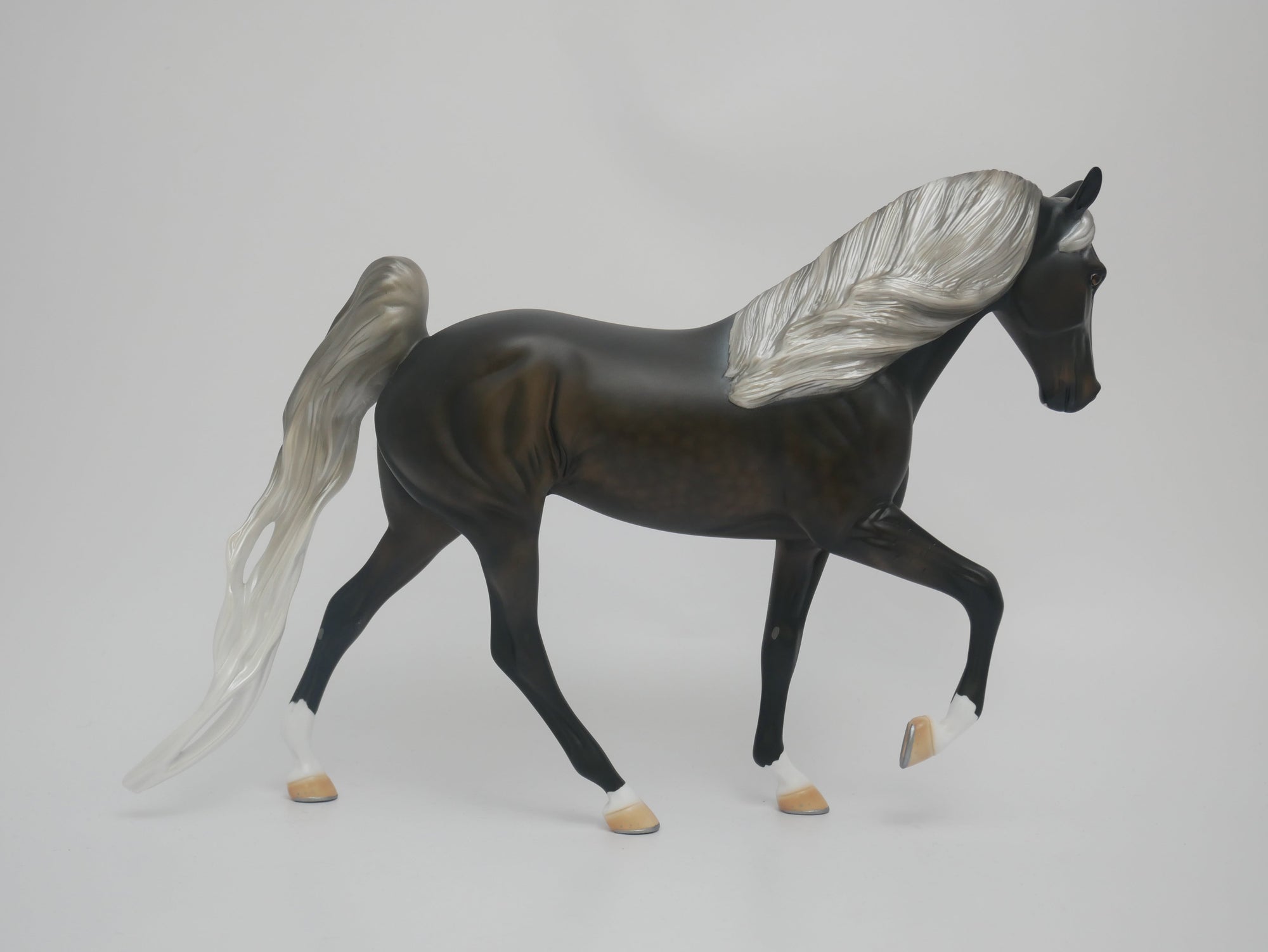 SHOW ME CM - LE-5 DAPPLE SILVER  TENNESSEE WALKER MODEL HORSE BY AUDREY DIXON EA/MW 2020