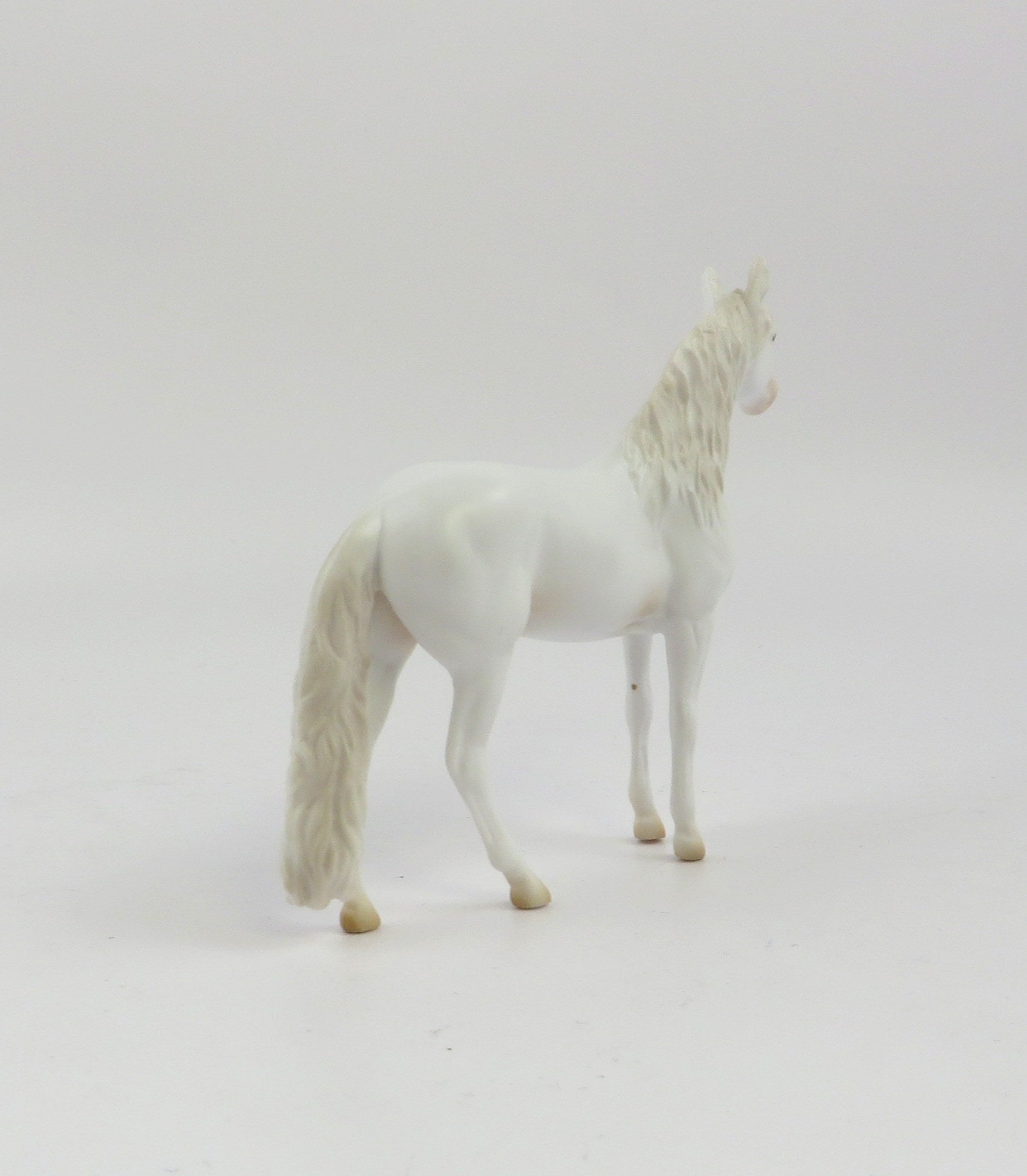SIR BEDIVERE-LE-5 KNIGHTS OF THE ROUND TABLE WHITE ANDALUSIAN CHIP MODEL HORSE EQ 19