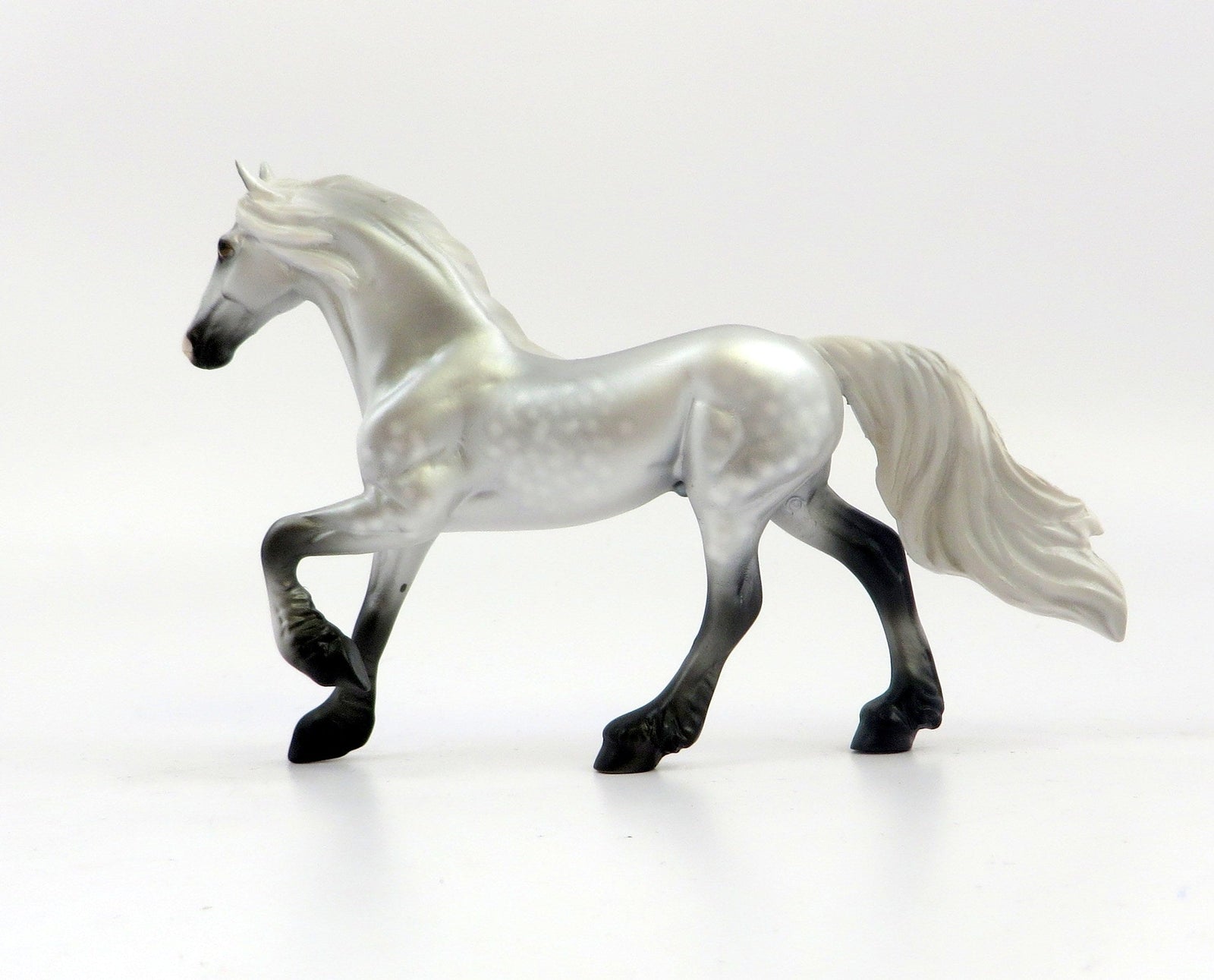 SIR GALAHAD-LE-5 LIGHT DAPPLE GREY FRIESIAN CHIP MODEL HORSE KNIGHTS OF THE ROUND TABLE EQ19