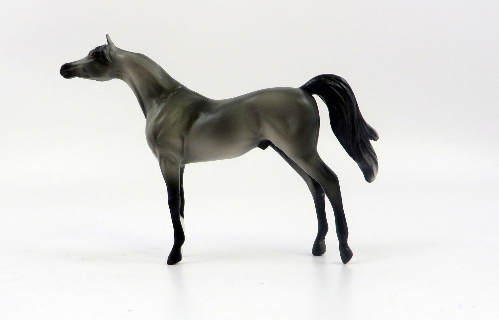 SIR MODRED-LE-5 DARK GREY ARABIAN CHIP MODEL HORSE KNIGHTS OF THE ROUND TABLE ESQ 19