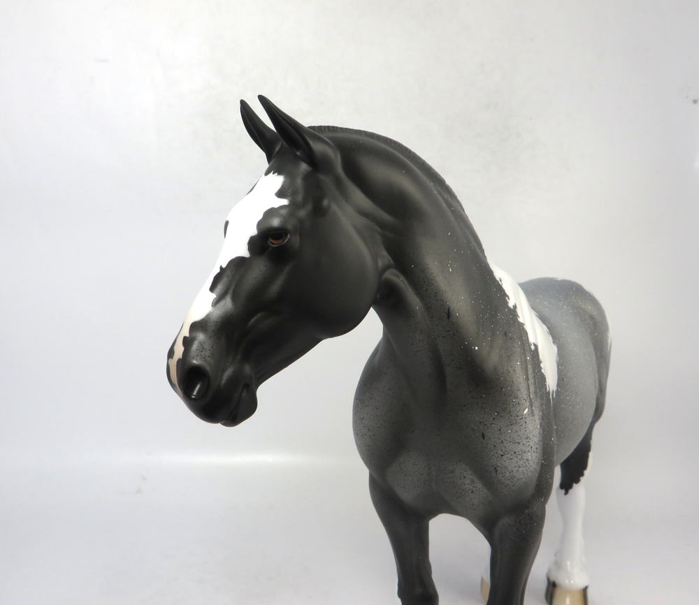 KICKER- LE-11 PRE-ORDER ROAN PINTO DRAFTER MARE WITH REMOVABLE HELMET SB19