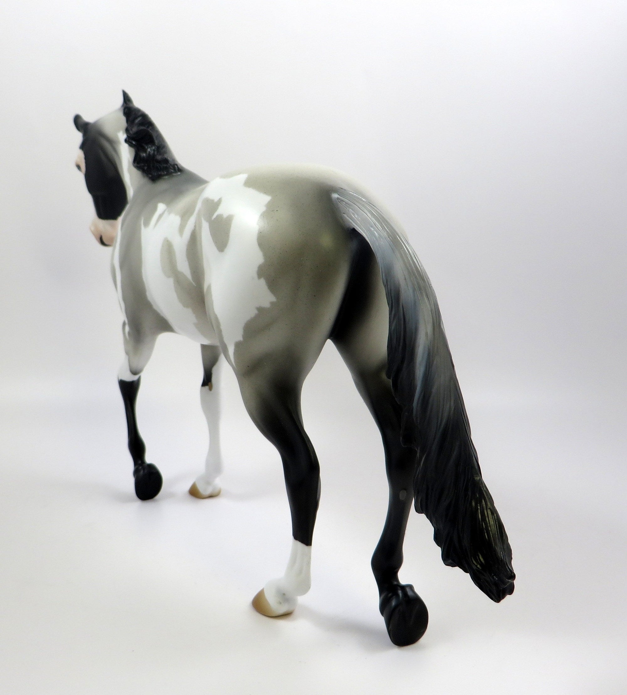 ULWIN-OOAAK ROAN THOROUGHBRED MODEL HORSE EQ 19