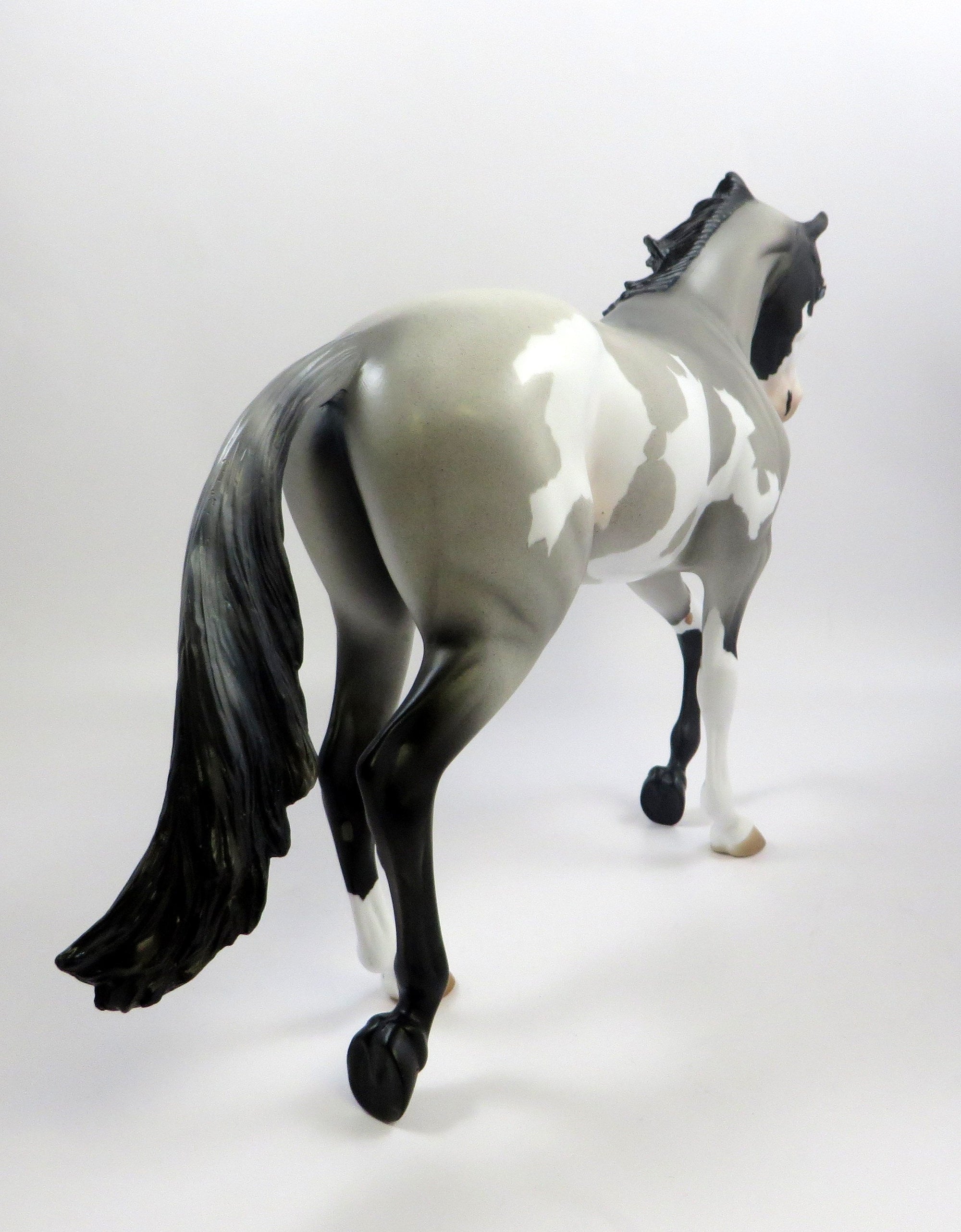 ULWIN-OOAAK ROAN THOROUGHBRED MODEL HORSE EQ 19