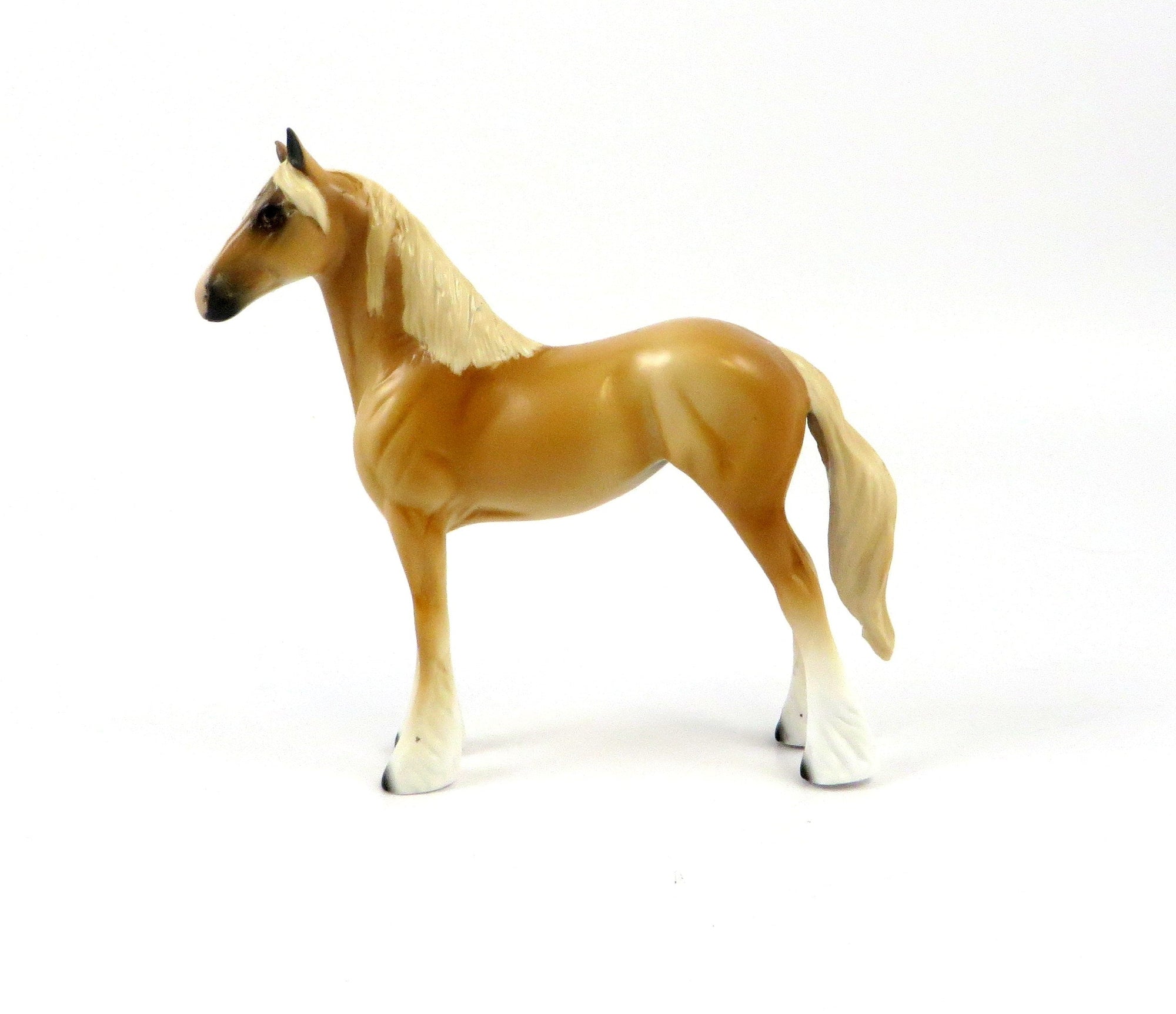 WILKY-OOAK PALOMINO STANDING DRAFT MODEL HORSE EQ 19
