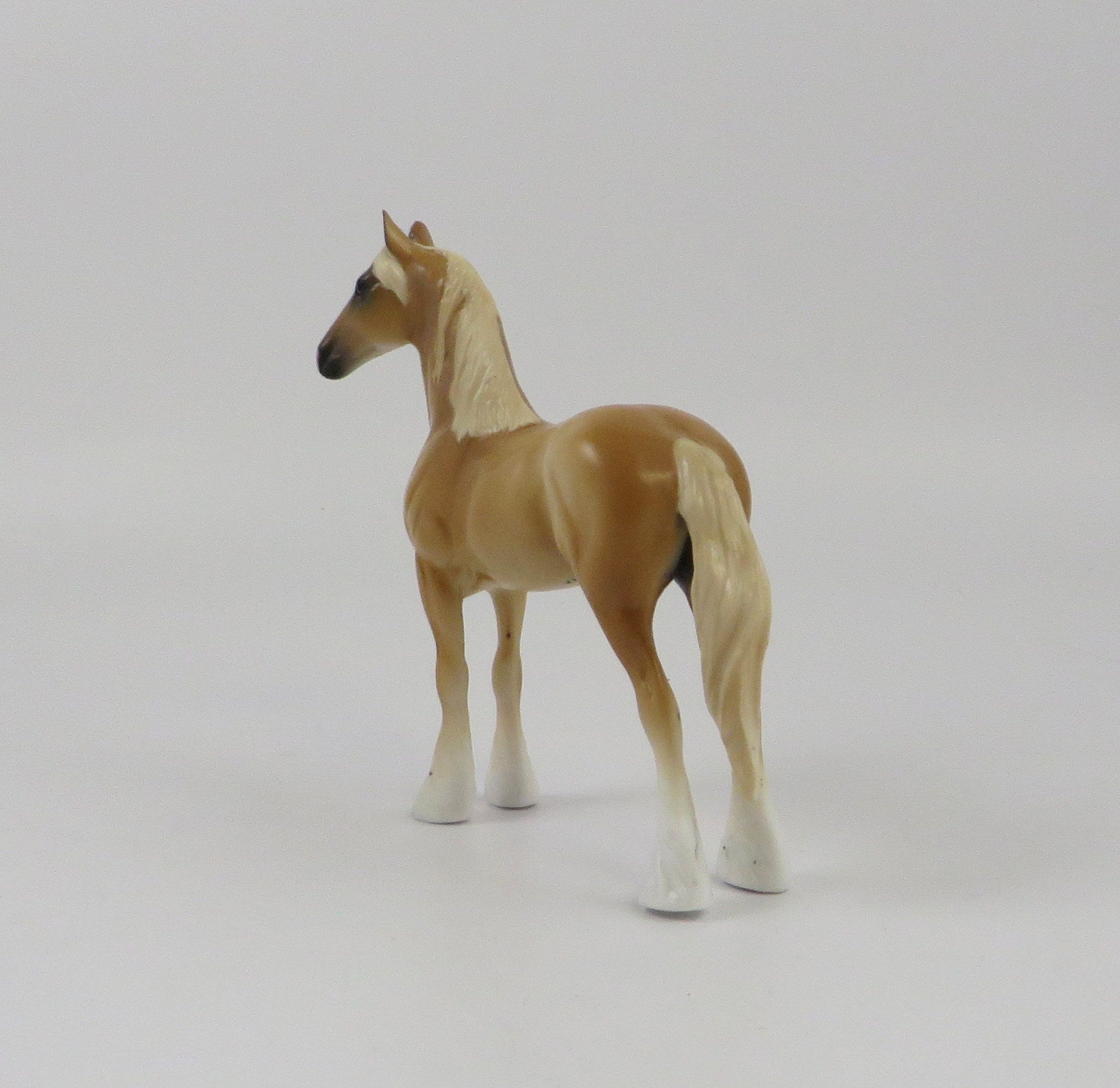 WILKY-OOAK PALOMINO STANDING DRAFT MODEL HORSE EQ 19