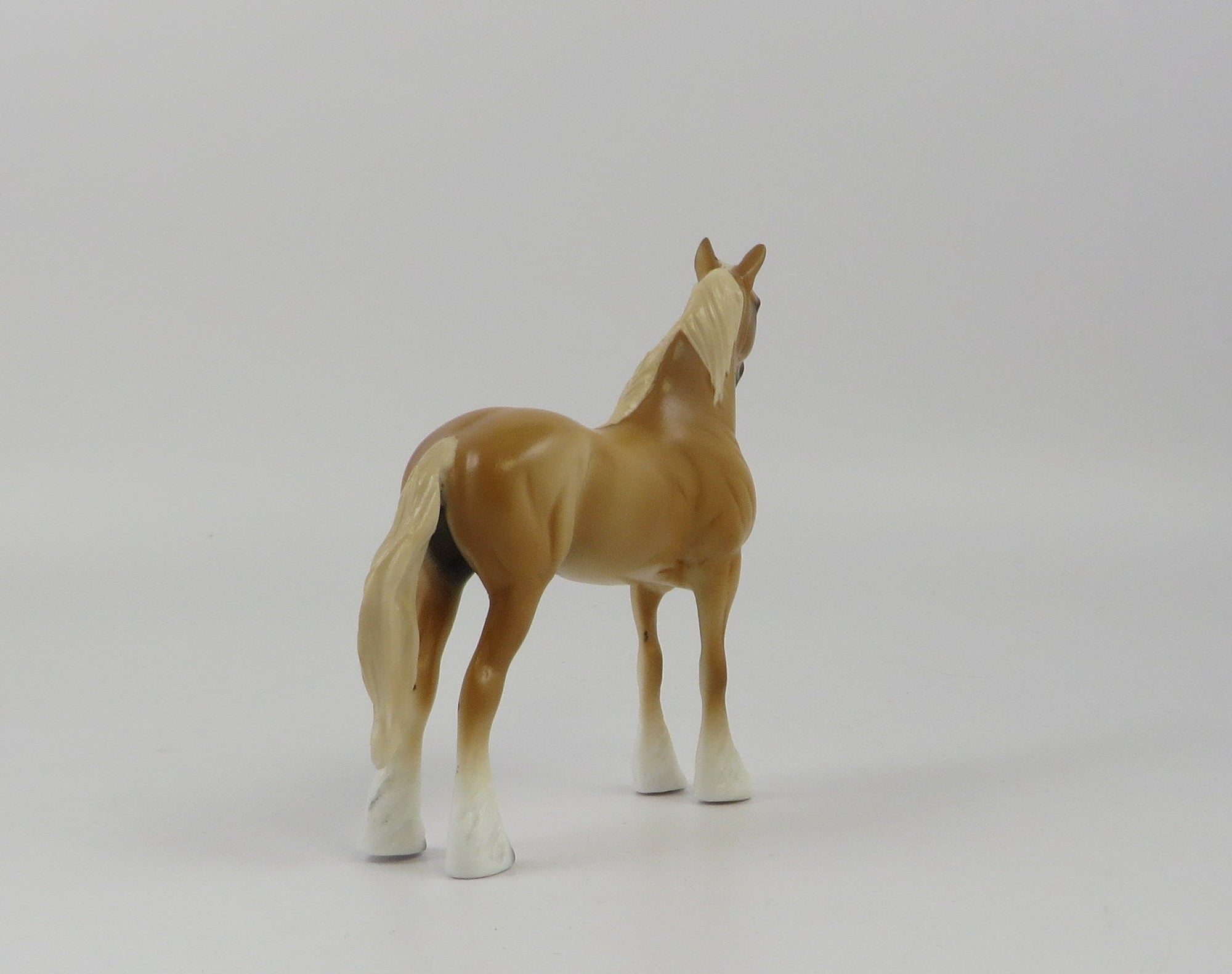 WILKY-OOAK PALOMINO STANDING DRAFT MODEL HORSE EQ 19