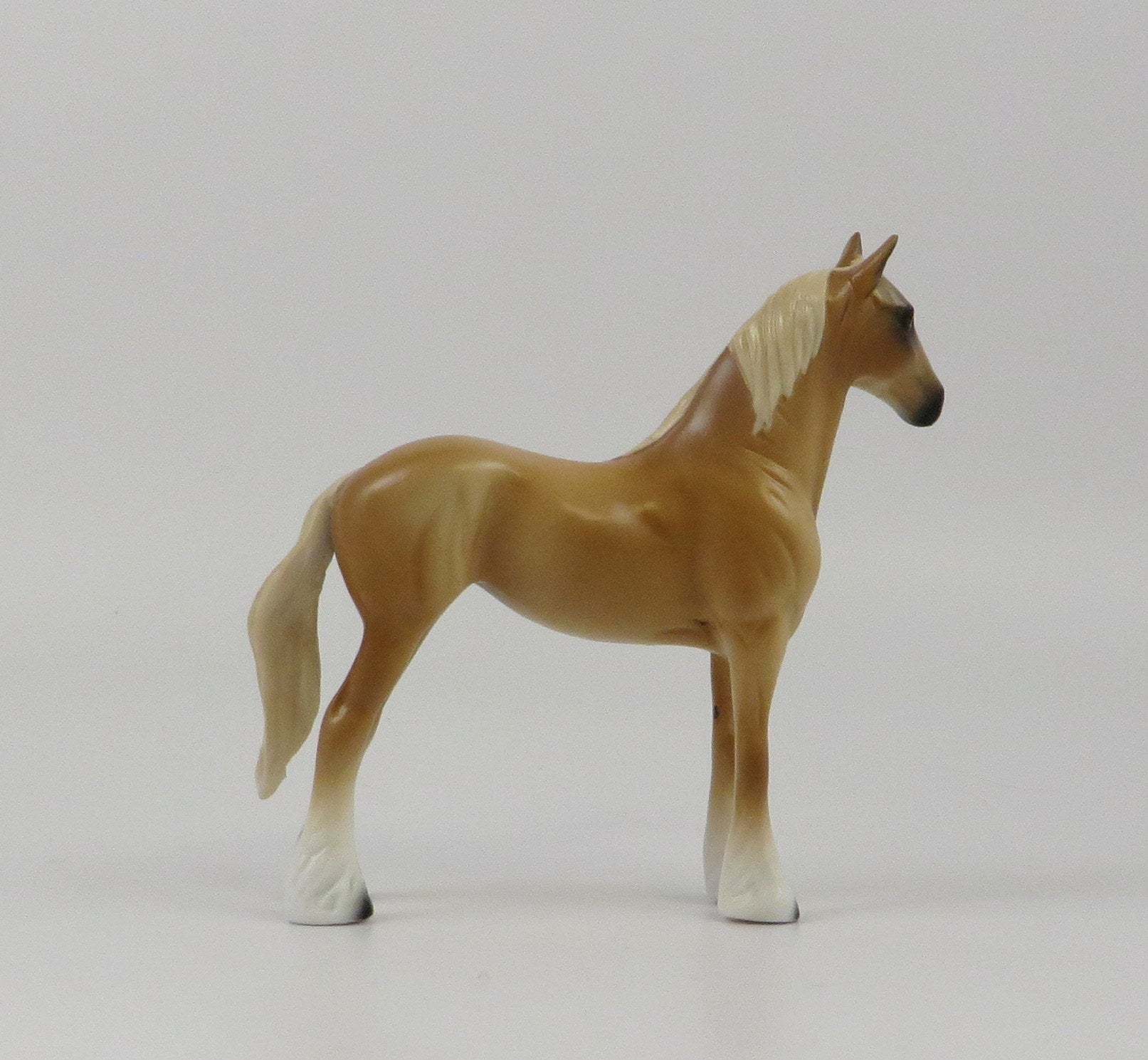 WILKY-OOAK PALOMINO STANDING DRAFT MODEL HORSE EQ 19
